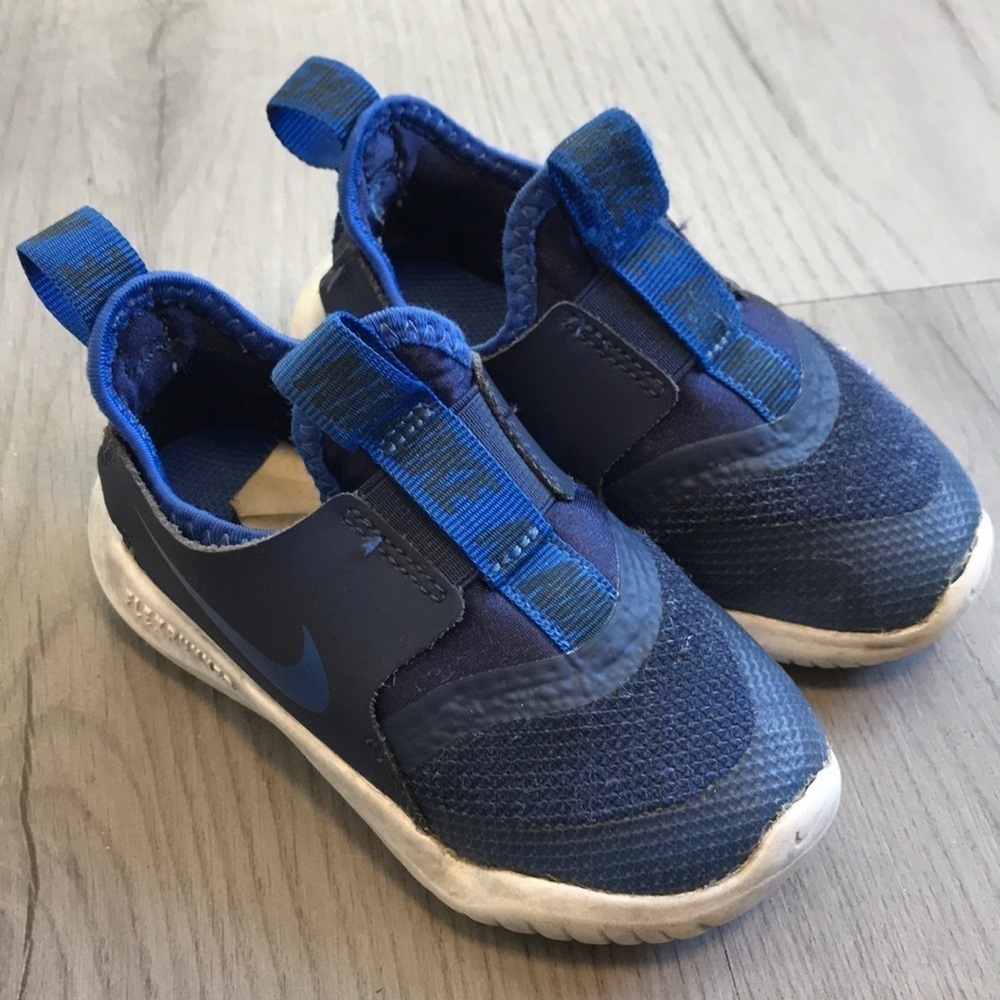Nike 7c Sneakers. Flex runners.​